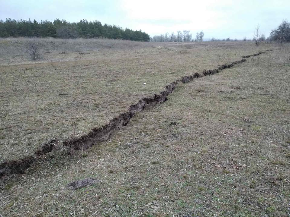 Обнаружили огромные трещины и просадки в земле. Новости Днепра