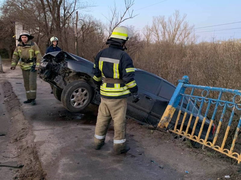 Водителя целым и невредимым достали с авто, висящего над пропастью