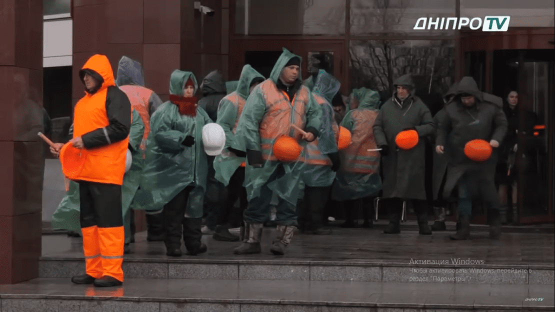 Сколько стоят митинги оранжевых жилетов под ПриватБанком в Днепре. Новости Днепра