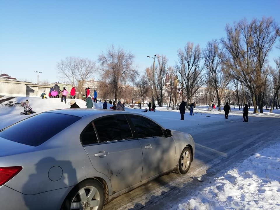 Возле ДК Металлургов дети едут прямо под колеса. Новости Днепра