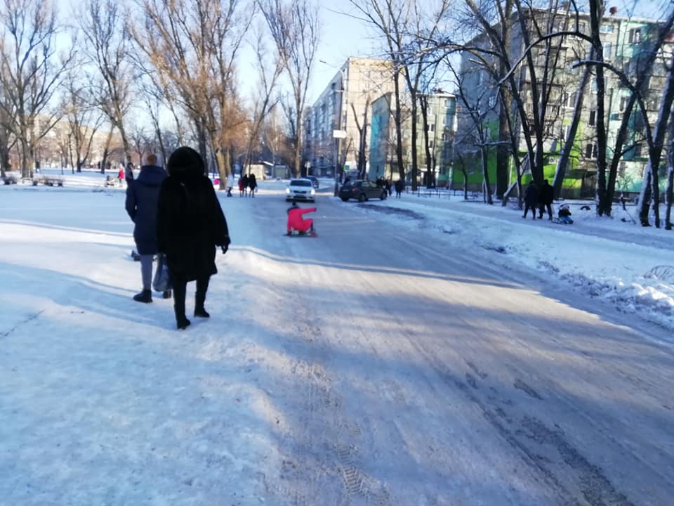 Возле ДК Металлургов дети едут прямо под колеса. Новости Днепра