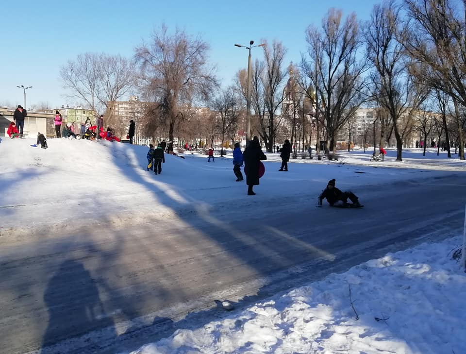 Возле ДК Металлургов дети едут прямо под колеса. Новости Днепра