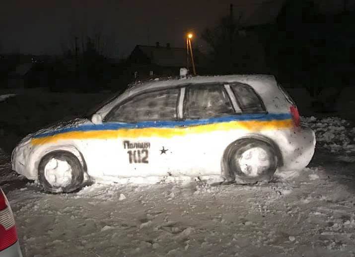 Снег в Днепре – забава не только для детей, но и для взрослых. Так, на ул. Холодильная, возле троллейбусного депо, энтузиасты вылепили из снега полицейский «Приус» в полную величину. Об этом передает корреспондент «НМ» со ссылкой на Фейсбук-публикацию одного из снеголепов Влада Вирова в группе Райончик. Влад рассказал, что на такую скульптуру у ребят ушло 5 часов времени. Сегодня в районе 18:00 компания планирует продолжить эксперименты со снегом – собираются вылепить «Мерседес Гелендваген». Напомним, ранее мы писали, что снежная блокада Днепра продолжается: город заметает второй день подряд.