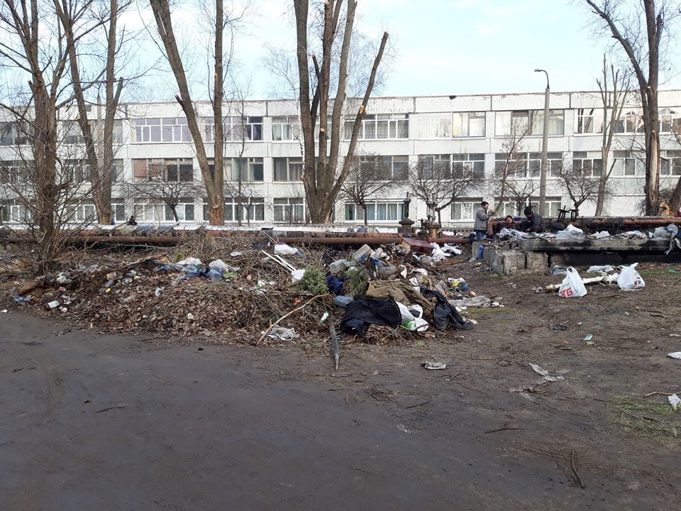 В Днепре торгаши превратили двор в огромную свалку. Новости Днепра