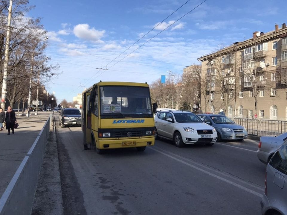 В Днепре двое мужчин устроили скандал в маршрутке. Новости Днепра