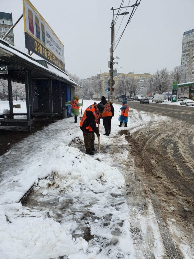 Негода у Дніпрі: комунальні служби працюють над ліквідацією наслідків