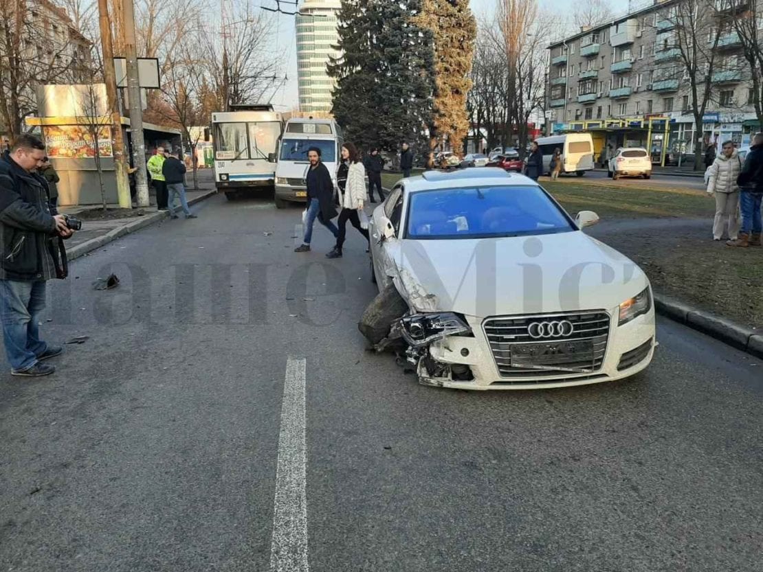 В Днепре Audi влетело в маршрутку с пассажирами