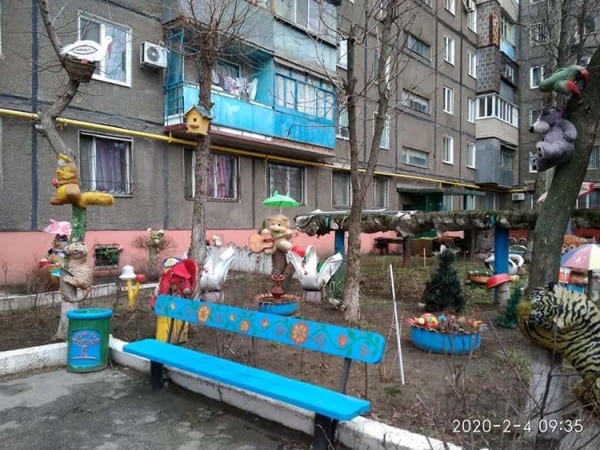 В сети высмеяли украшение двора в Днепре (фото). Новости Днепра