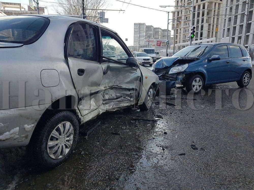 ДТП Днепр: возле "Дафи" столкнулись две иномарки (Видео)