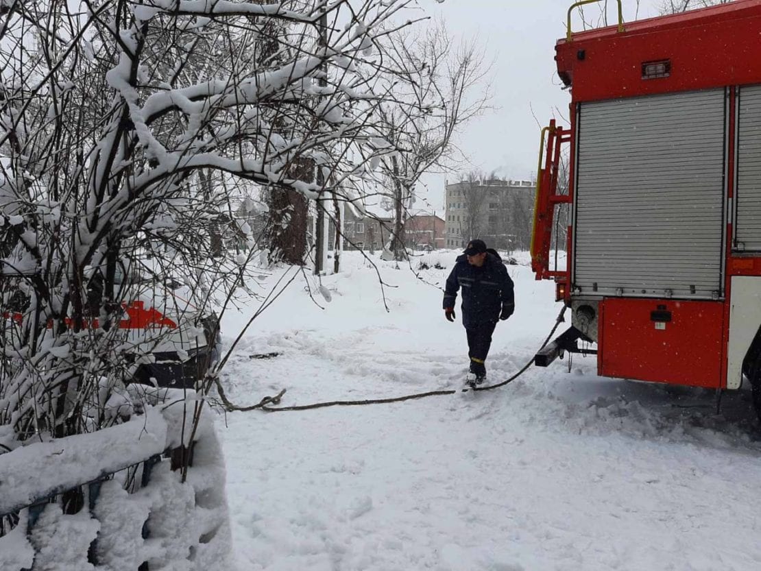 В Днепре скорую освободили со снежной ловушки