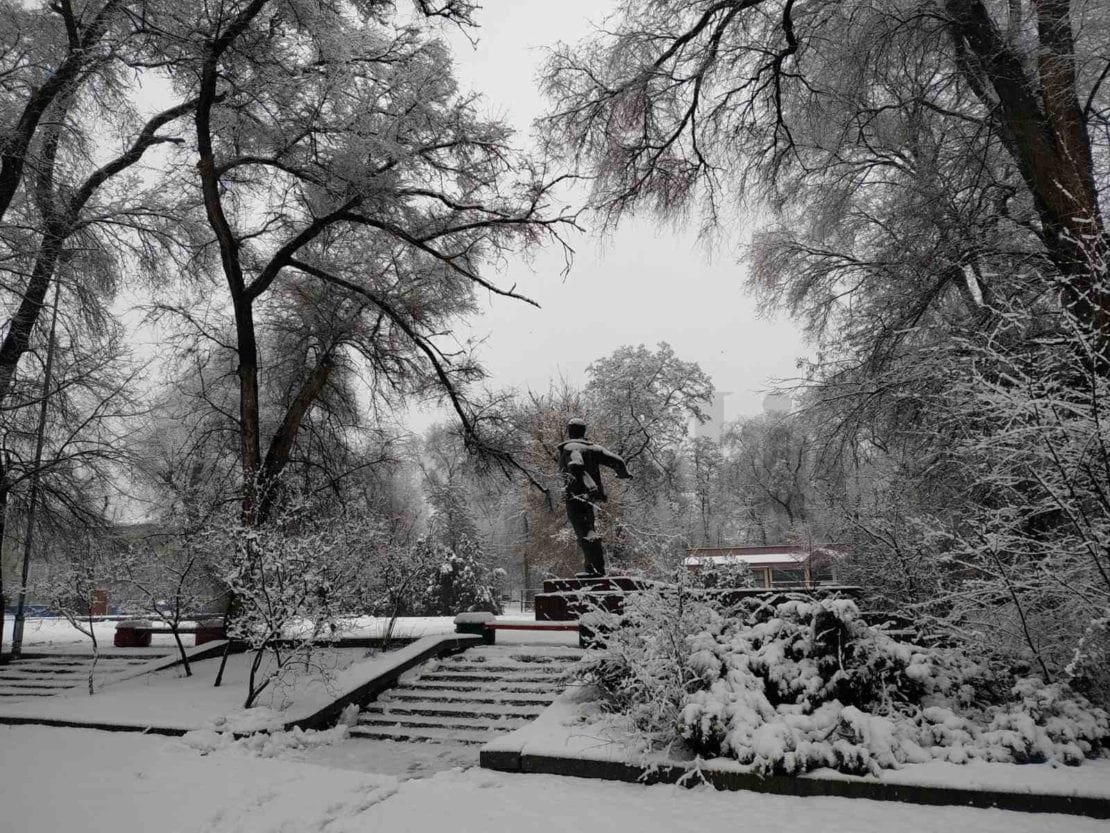 Город заметает второй день подряд (Фото)