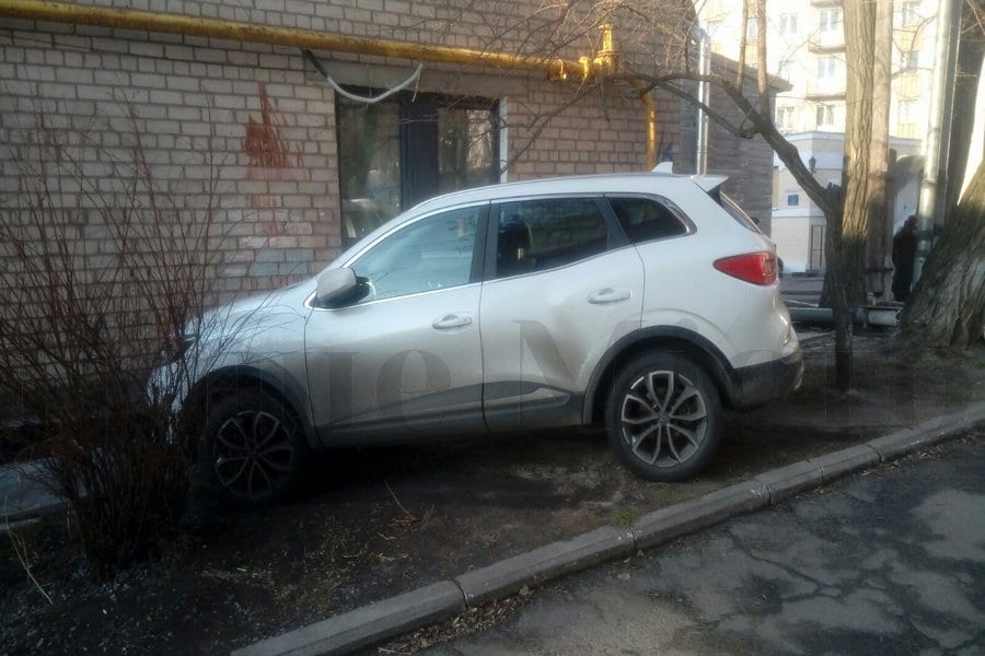 В Днепре автохамы устроили парковку на клумбе. Новости Днепра