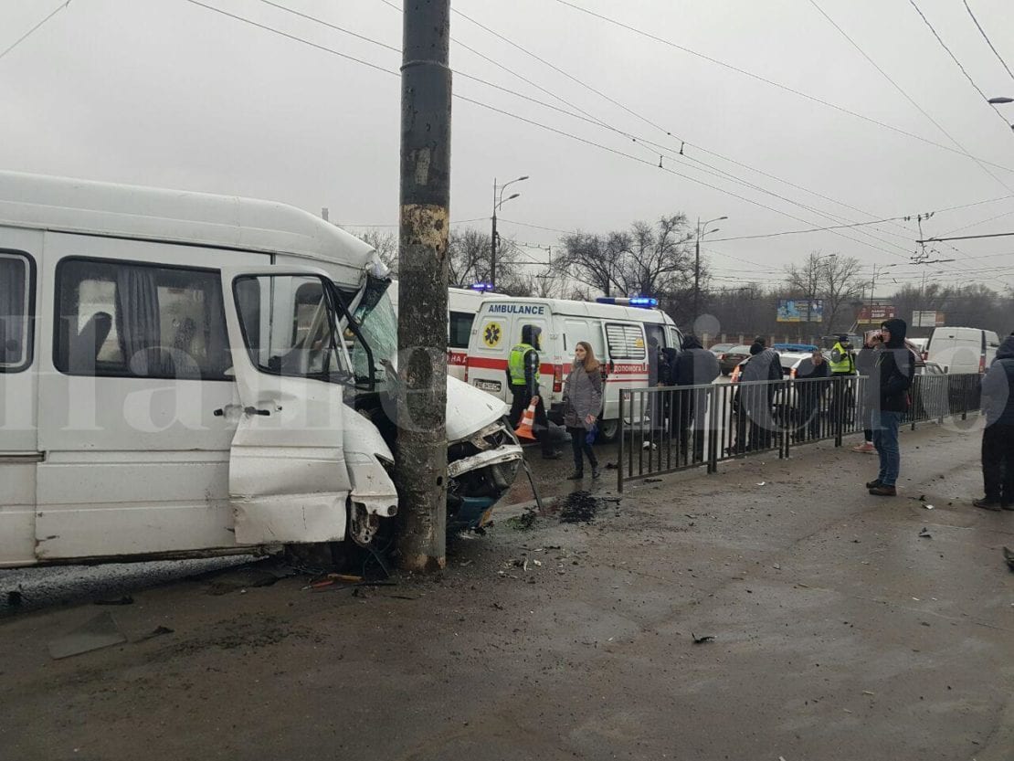 ДТП Днепр: маршрутка влетела в столб на пр. Слобожанский (Фото)