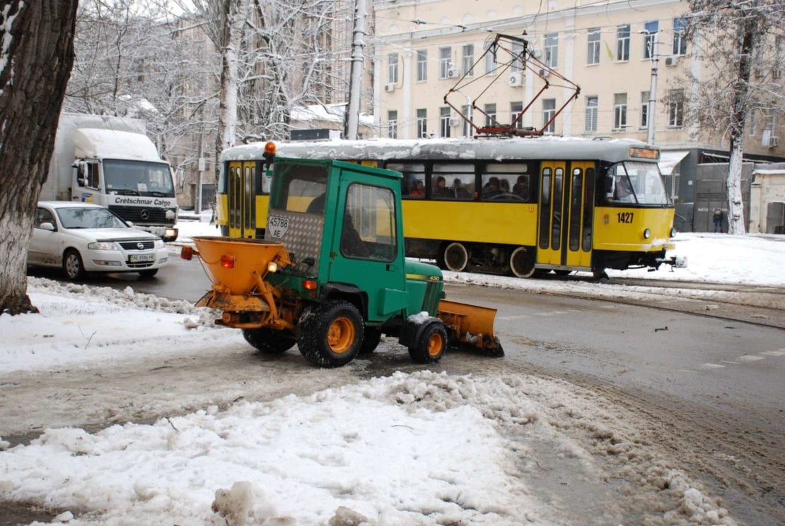 Коммунальщики ликвидируют последствия непогоды. Новости Днепра