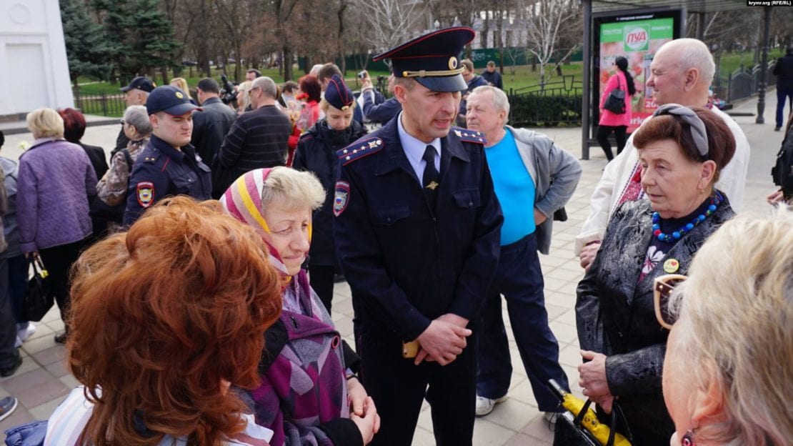 В Крыму украинцам запретили петь национальный гимн (Фото)