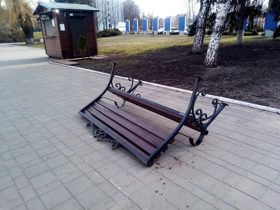 На 8 марта вандалы разгромили парк. Новости Днепра