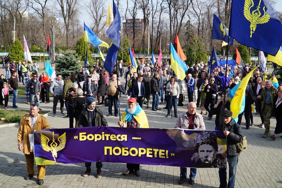 В Днепре сотни людей пришли сказать «Ганьба» Зеленскому