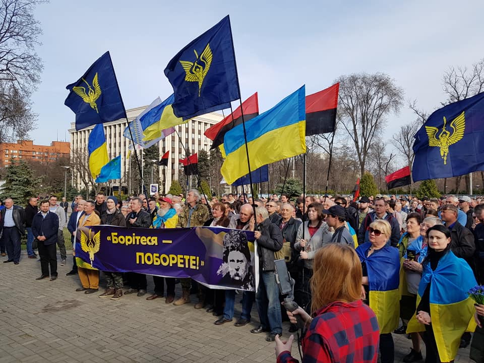 В Днепре сотни людей пришли сказать «Ганьба» Зеленскому