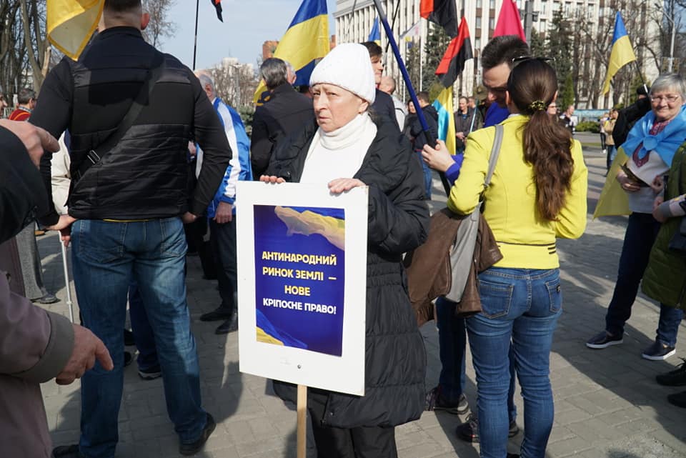 В Днепре сотни людей пришли сказать «Ганьба» Зеленскому