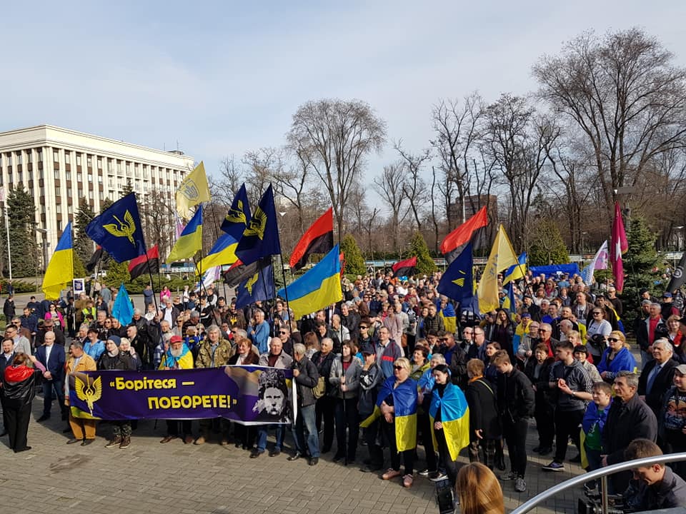 В Днепре сотни людей пришли сказать «Ганьба» Зеленскому