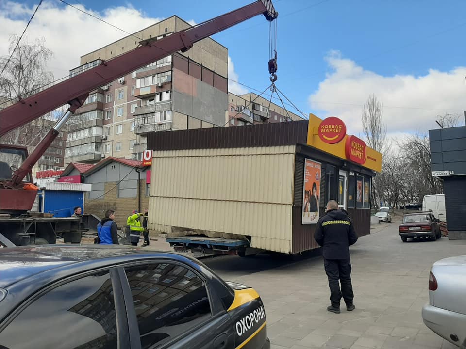 В Днепре на ж/м Сокол снесли киоски, которые отравляли жизнь местным жителям