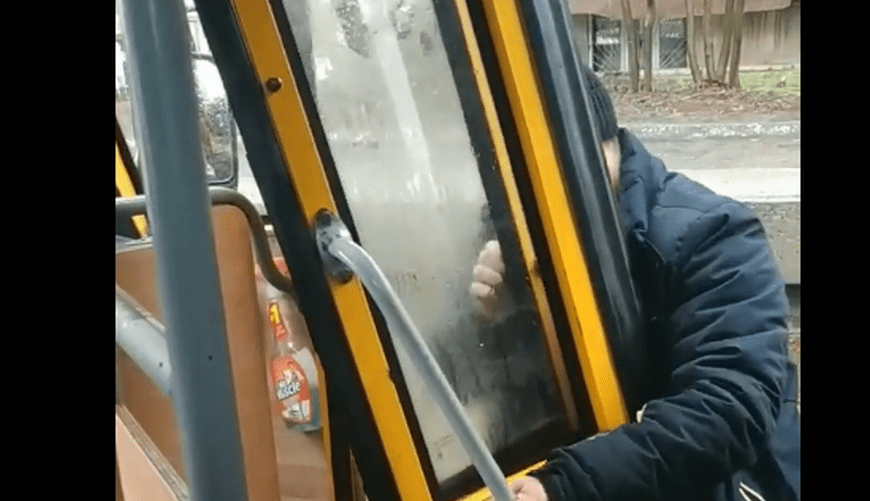 В Днепре у маршрутки на ходу отпала дверь (Видео). Новости Днепра