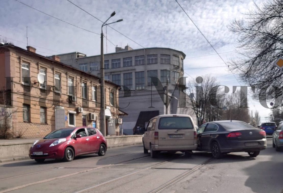 ДТП на Чернышевского: парализовано движение. Новости Днепра