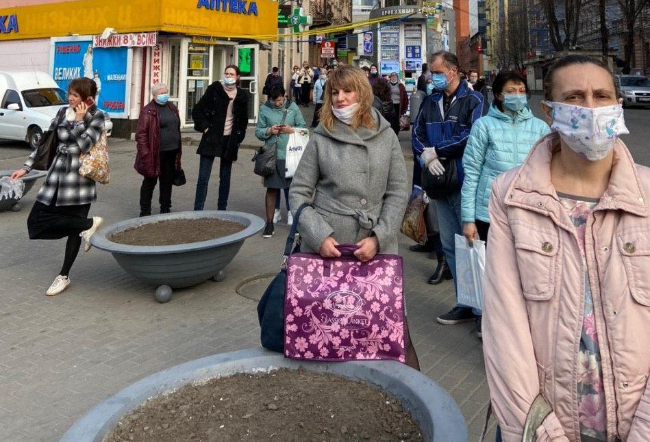 Карантин в Днепр: сотни людей на остановках (Фото, видео)