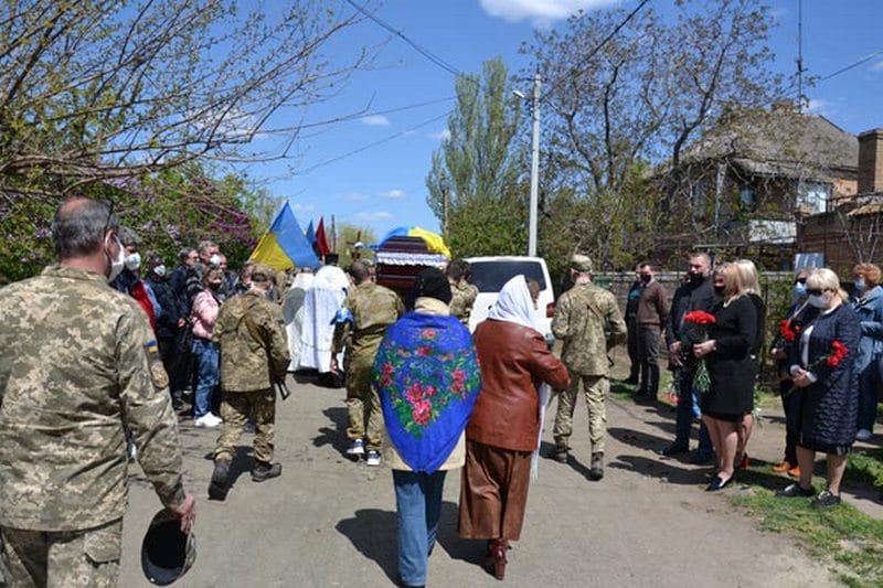 Под Днепром в последний путь провели погибшего героя