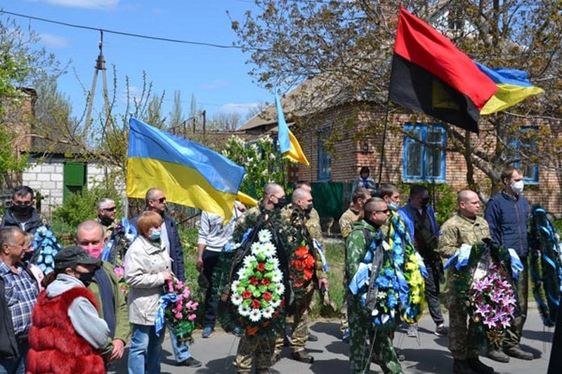 Под Днепром в последний путь провели погибшего героя