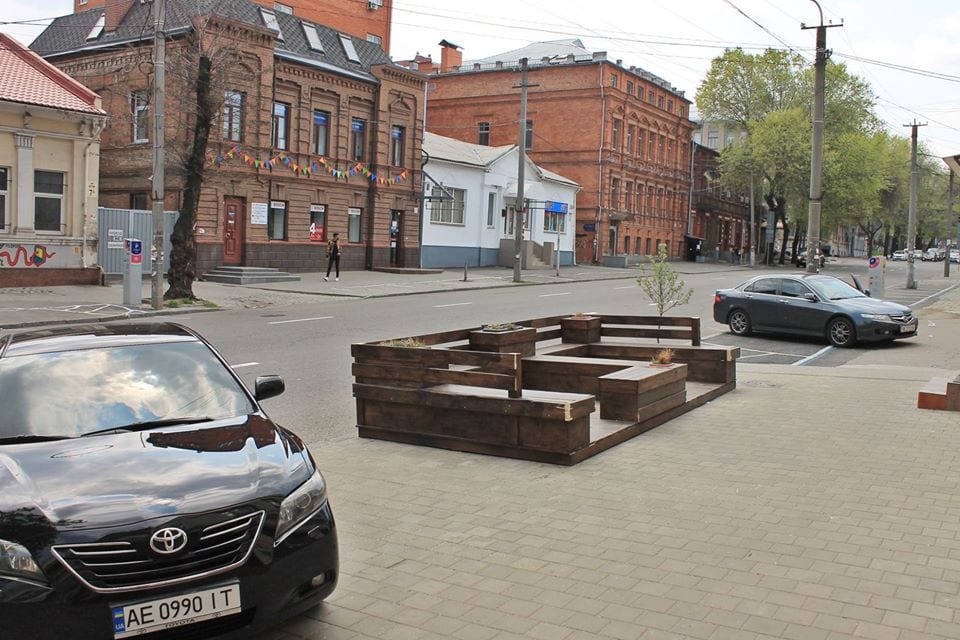 В Днепре у парклета пропала крыша. Новости Днепра