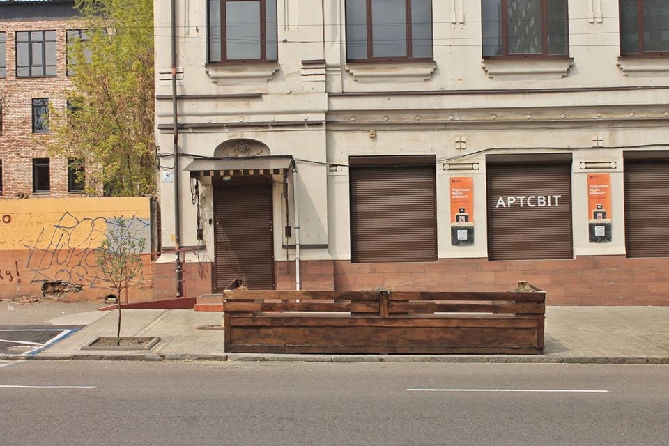 В Днепре у парклета пропала крыша. Новости Днепра