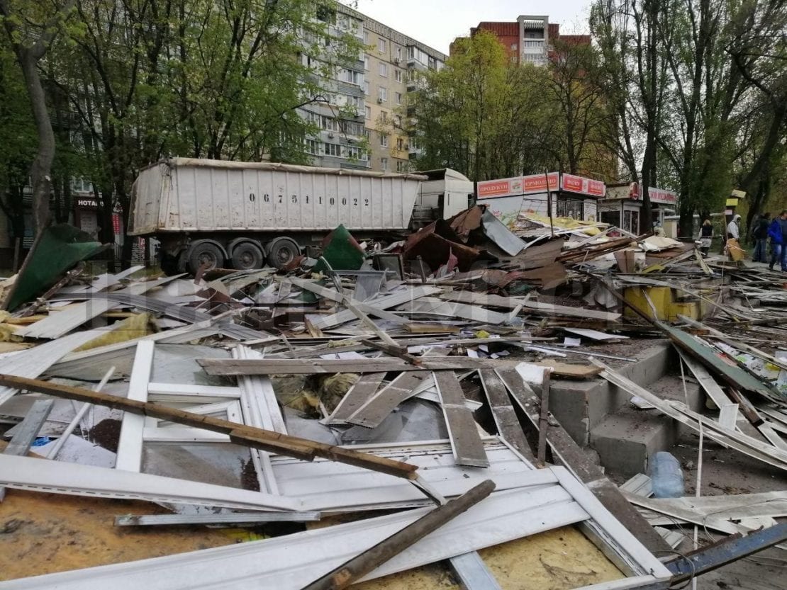 В Днепре на ж/м Тополь-2 массово снесли киоски. Новости Днепра