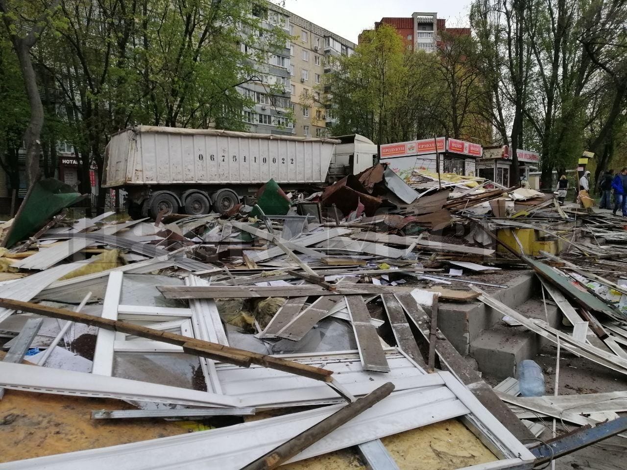 В Днепре на ж/м Тополь-2 массово снесли киоски. Новости Днепра