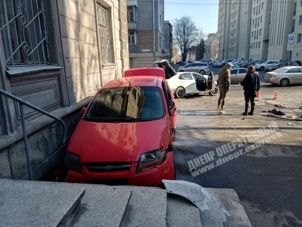 ДТП Днепр: в центре на перекрестке столкнулись две иномарки