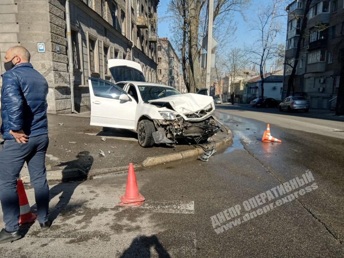 ДТП Днепр: в центре на перекрестке столкнулись две иномарки