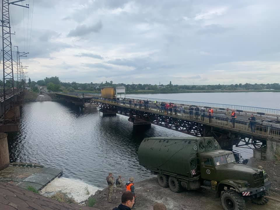 Обрушение Алексеевского моста: военные начали строительство понтонной переправы