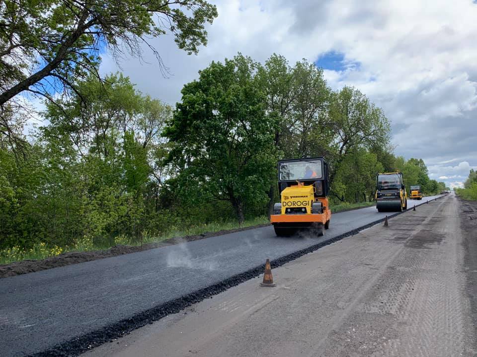 На трассе Днепр - Никополь работает тяжелая дорожная техника