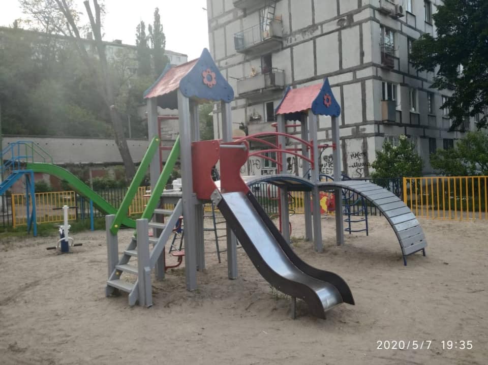 Реанимация прошла удачно: в Днепре на ул. Руденко восстановили детскую площадку (Фото)