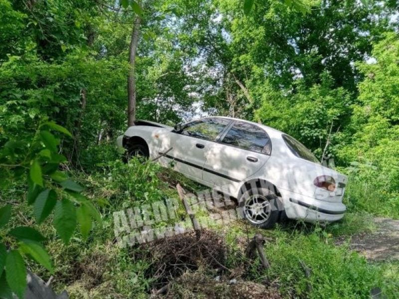 ДТП в Днепре: автомобиль на огромной скорости вылетел в кусты