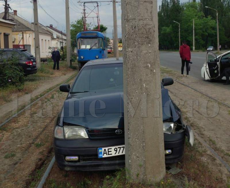 ДТП Днепр: автомобиль протаранил электроопору