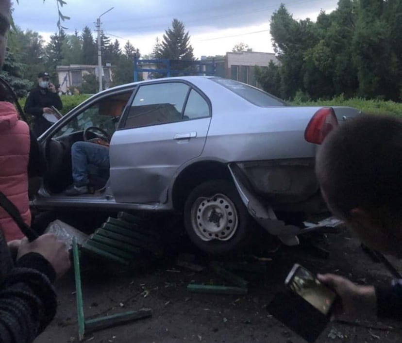 Под Днепром водитель на полном ходу заехал на лавочку в центре города (Фото) Вольногорск, ДТП