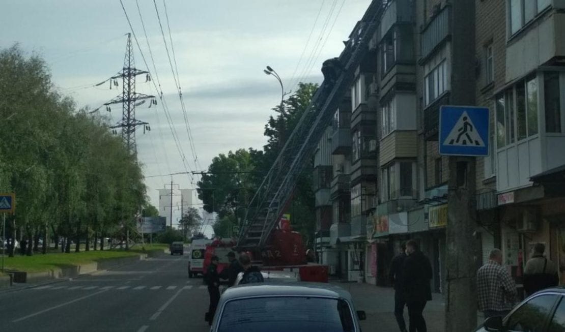 Спасатели по пожарной лестнице достали ребенка. Новости Днепра