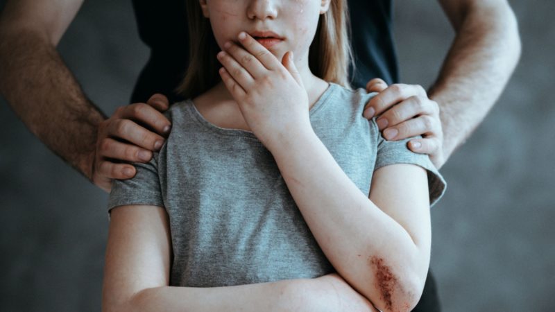 Под Днепром нашли оголенный труп 13-летней девочки в зарослях терновника