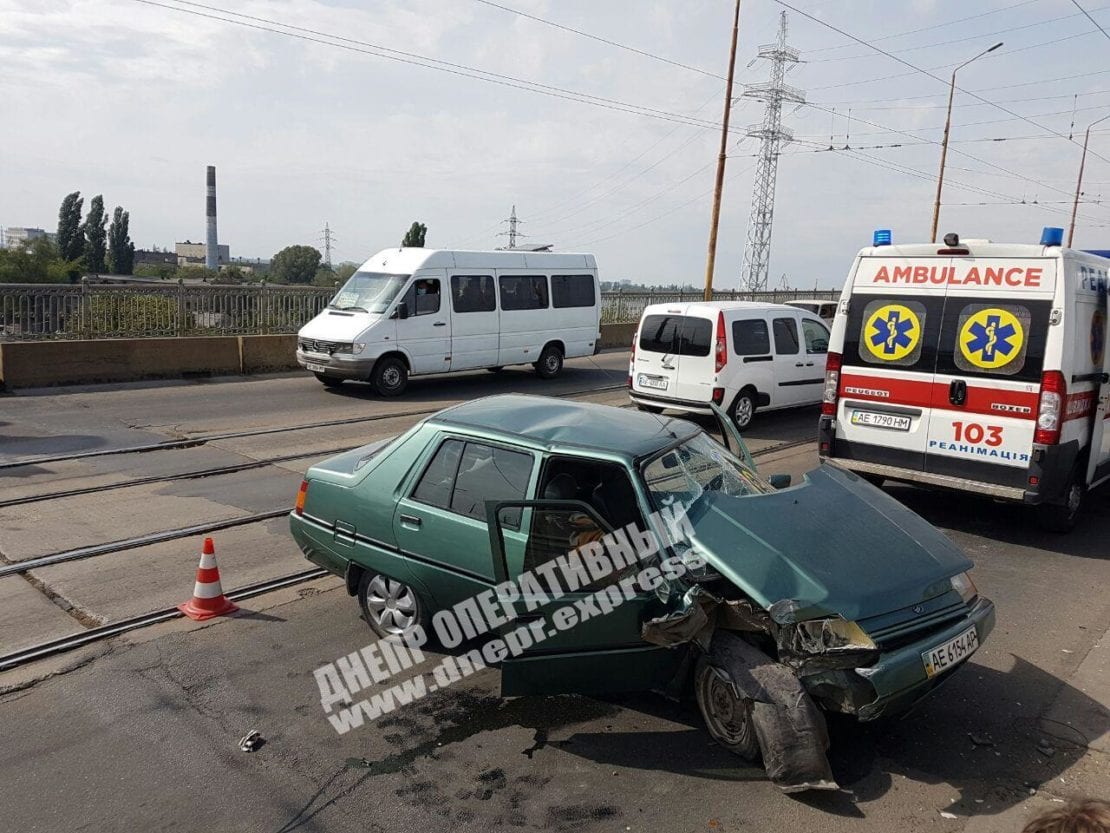 ДТП Днепр: серьезная авария на Старом мосту, образовалась пробка