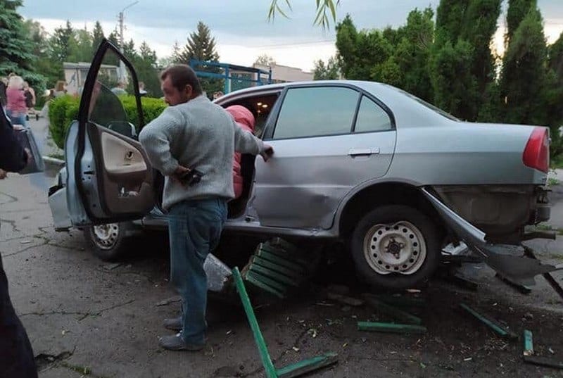 под Днепром водитель на полном ходу заехал на лавочку в центре города (Фото, видео)