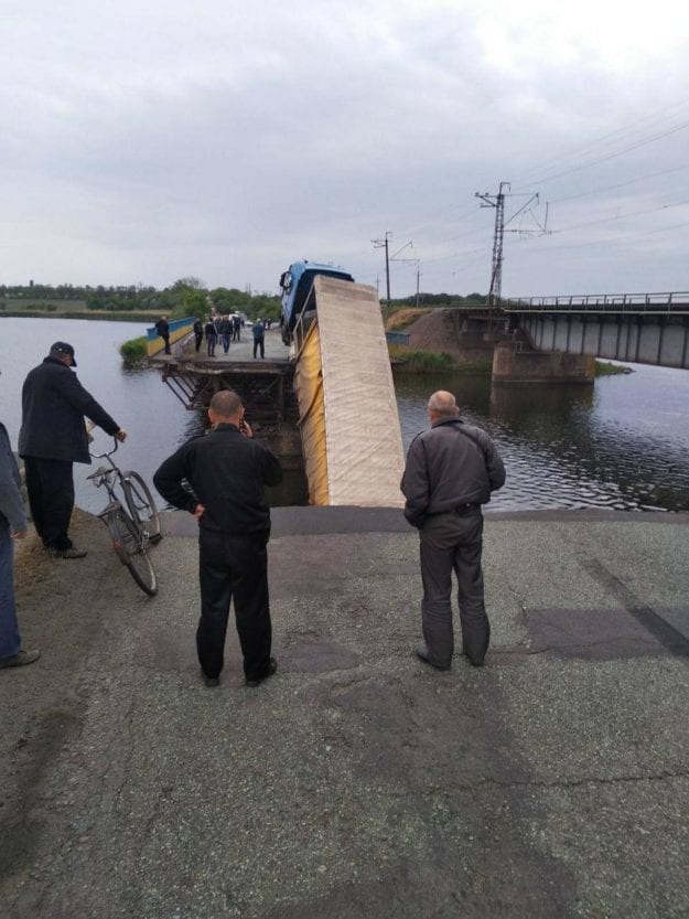 Обрушение Алексеевского моста: фуру не могут вытащить из воды