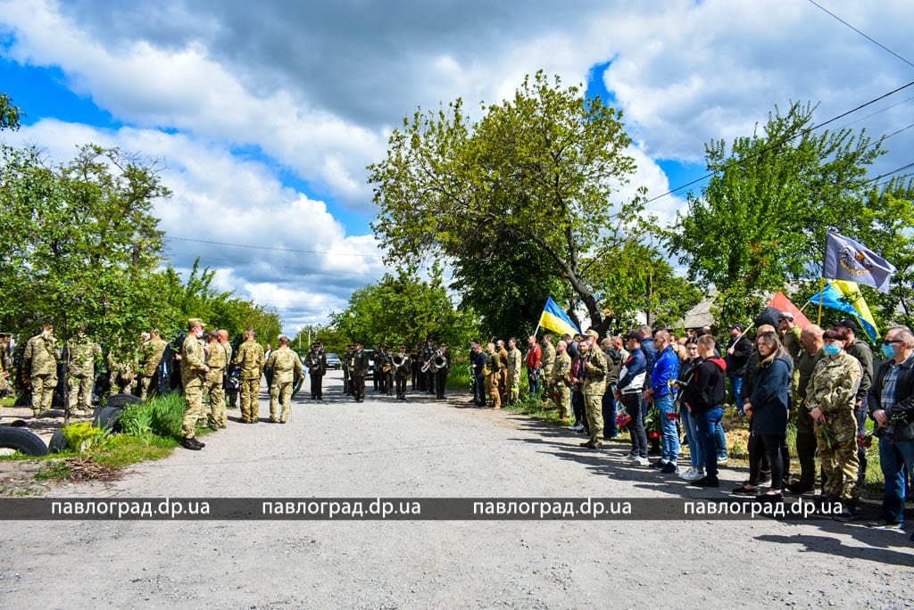 Под Днепром весь город провожал Героя в последний путь