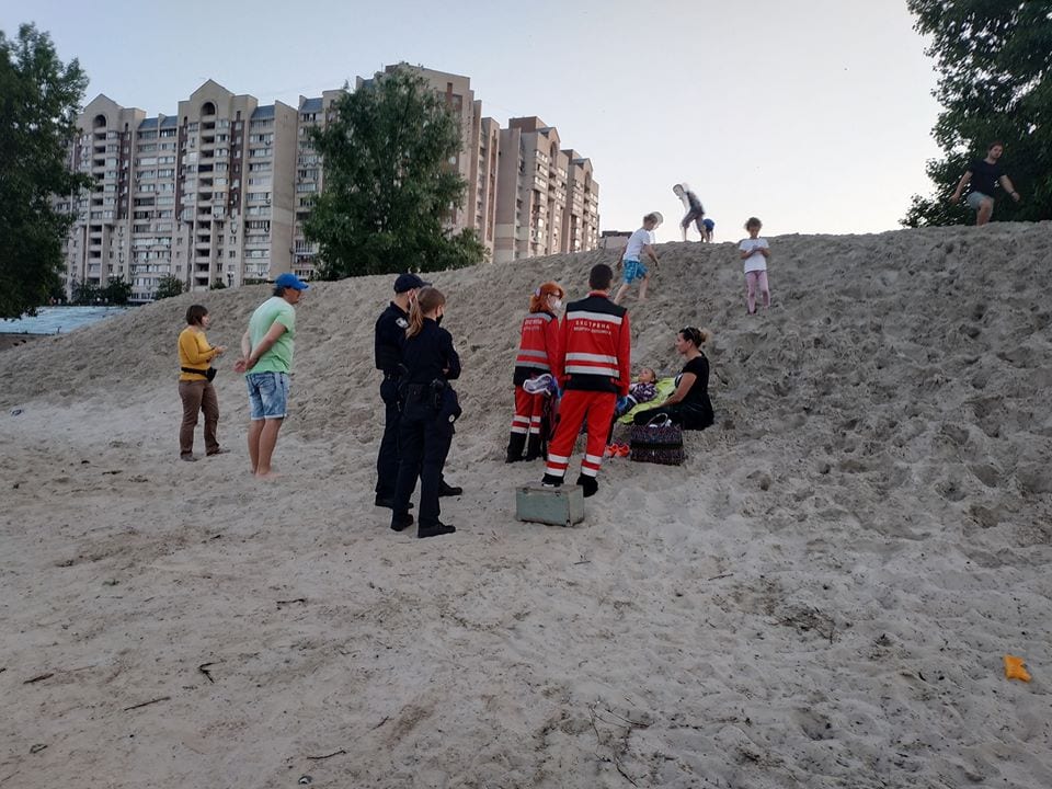 На Оболонской набережной девочку засыпало горой песка ( Фото, видео)