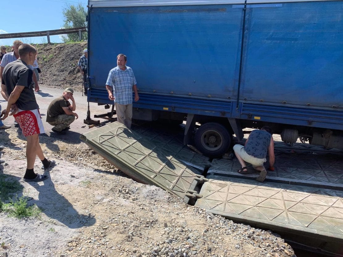 Под Днепром грузовик сломал мост, торжественно открытый областной властью (Фото, видео)